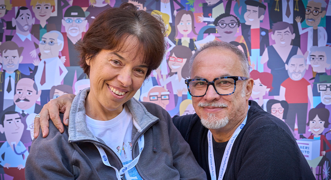 Laura e Stefano sorridenti, insieme all’ultimo congresso dell’Associazione Luca Coscioni a cui Laura ha partecipato